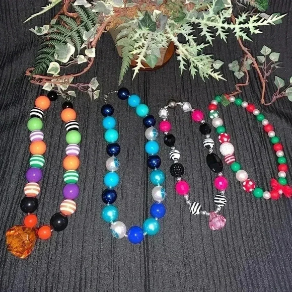LOT OF 4 KIDS NECKLACES PREOWNED - Picture 1 of 7